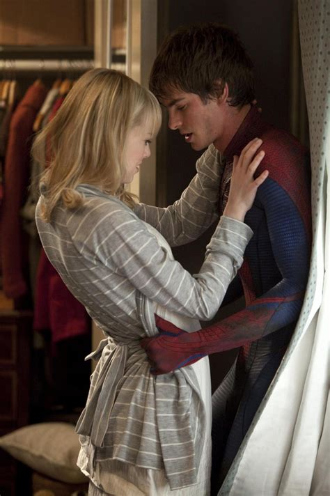 peter parker and gwen stacy|gwen stacy kissing peter parker.